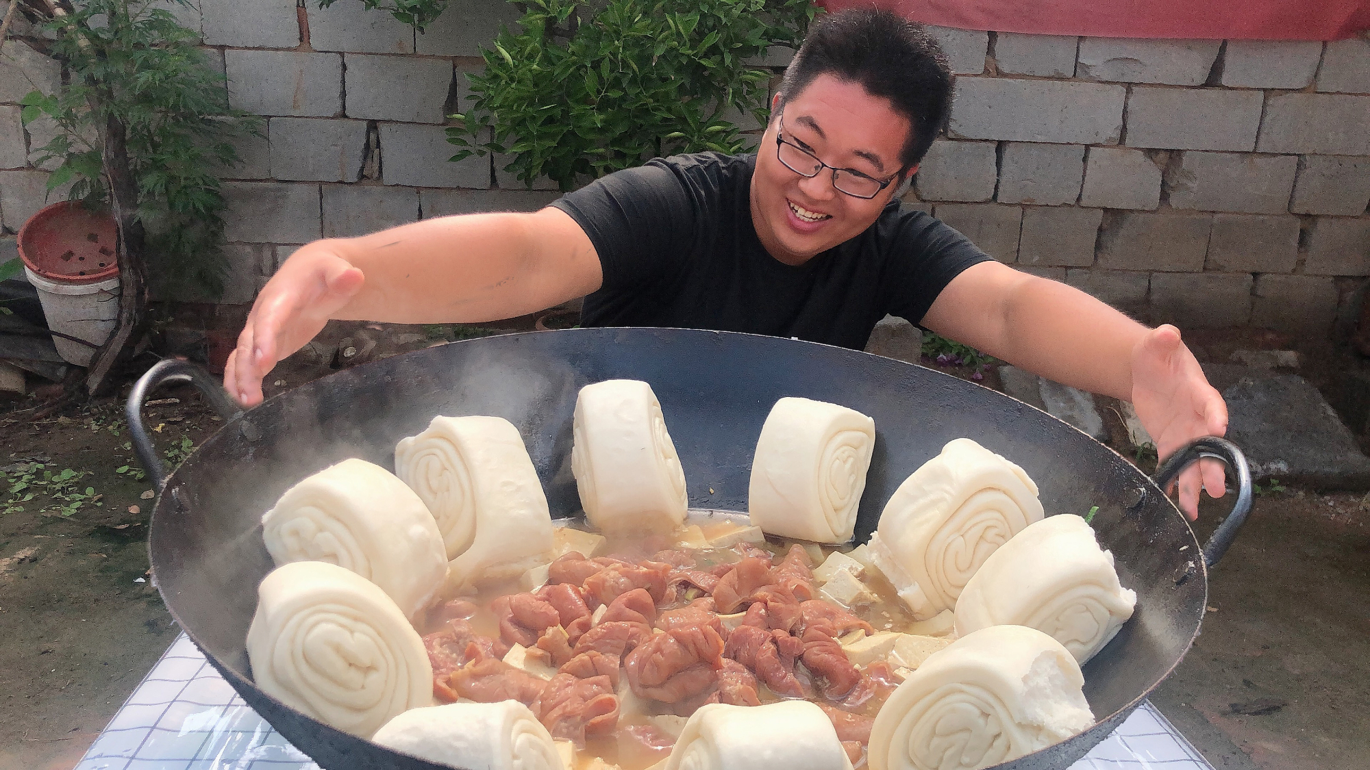 肥肠烧豆腐!3斤肥肠,3斤豆腐,12个馒头,一锅炖真过瘾!