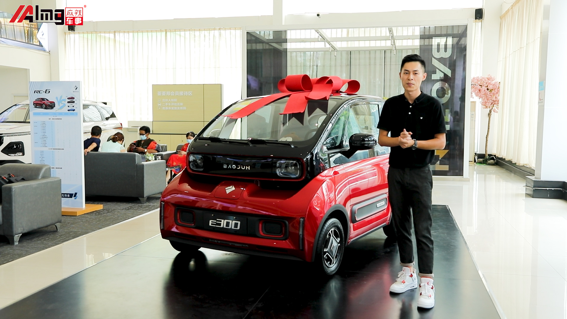 不走寻常路,从科幻世界走出来的宝骏E300丨狗扑看车33期