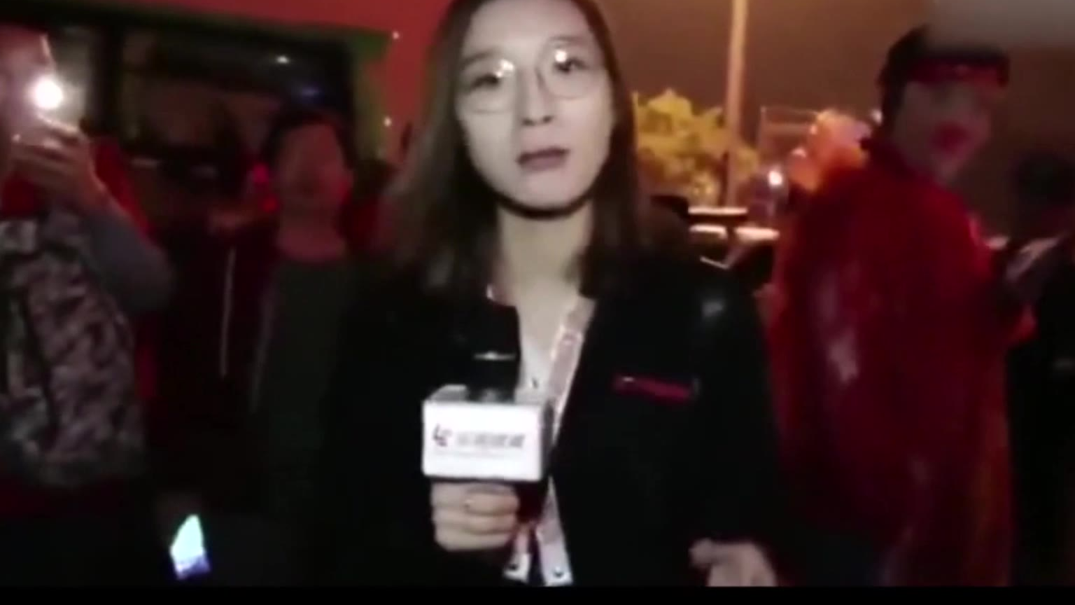 新 闻 直 播 名 场 面