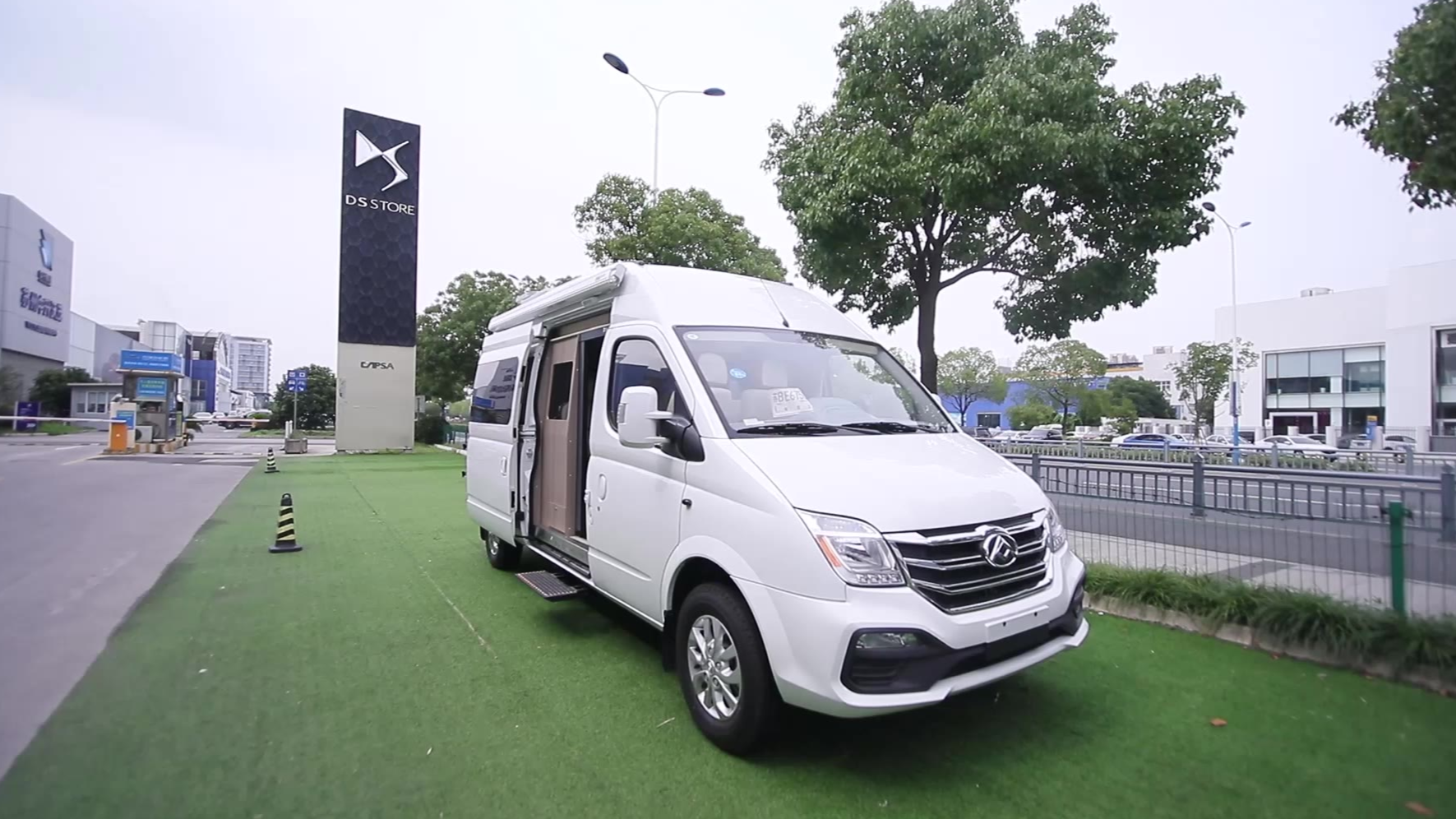 全新打造20款大通v80长轴版房车