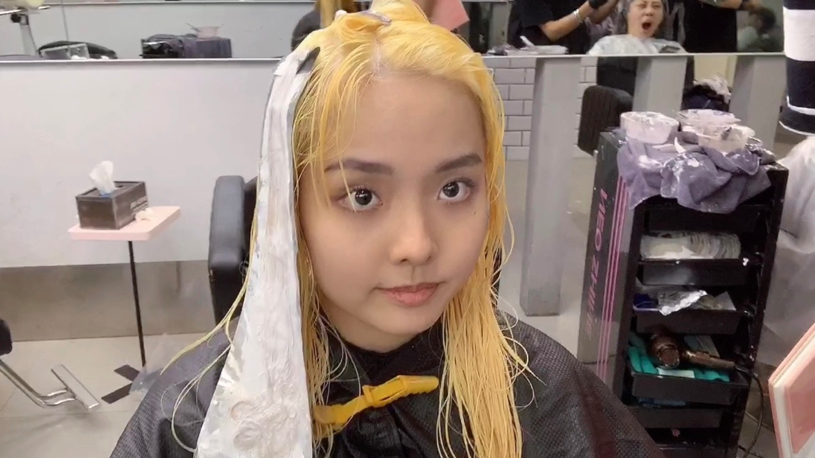 小妹妹从深圳打飞的换头,19岁初体验染头,发色一换变身lisa