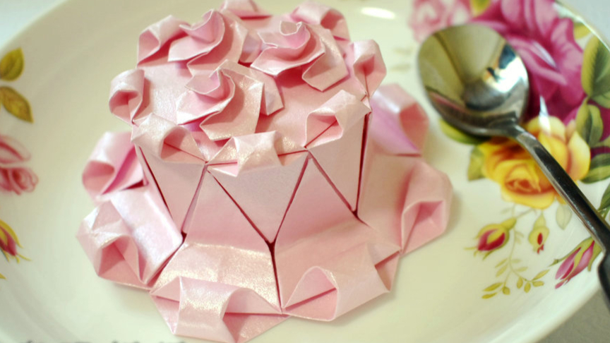 用纸折出来的生日蛋糕,没有甜腻只有满满心意,折法非常简单,快来学一