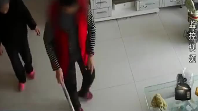 河北定州:恶毒保姆虐打75岁老人