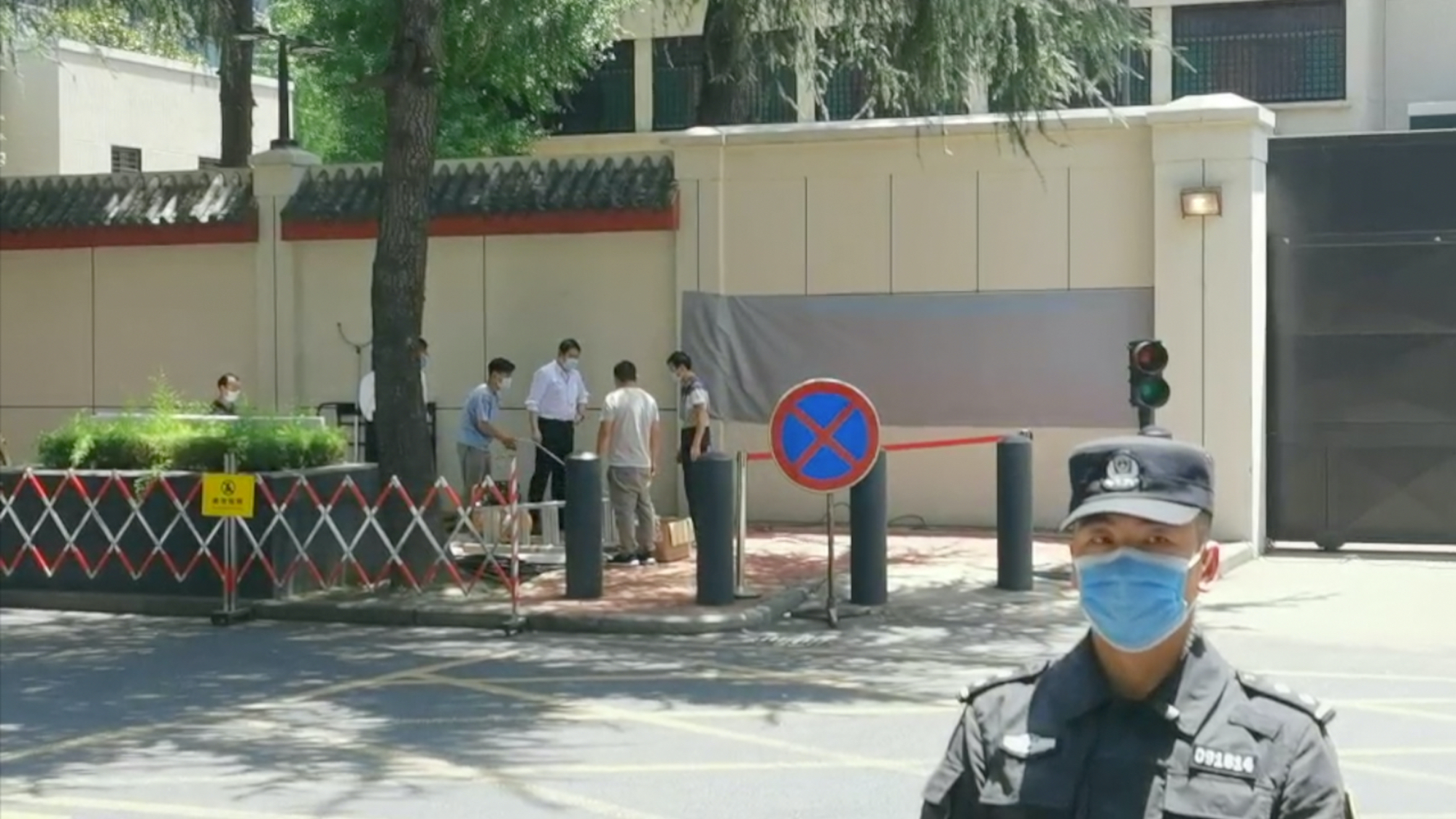 中国施工队进场,准备拆除原美领馆外墙标识