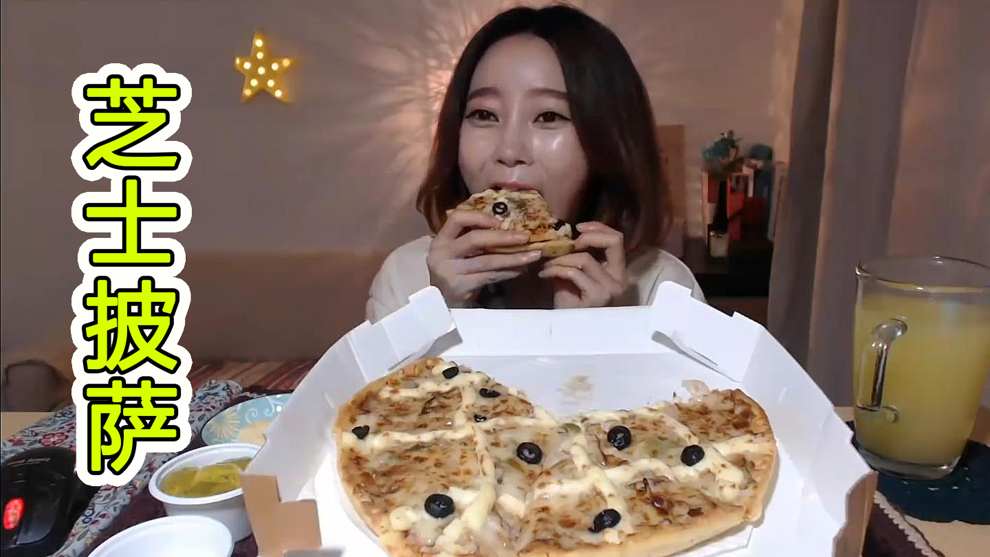 美美享用芝士披萨,搭配扇贝酱一起吃,别有一番滋味!