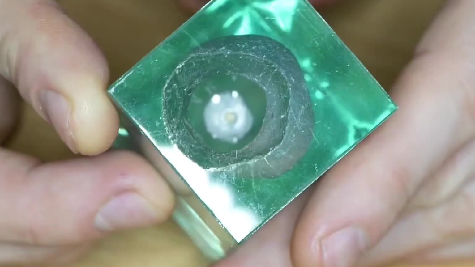 用环氧树脂定格子弹射入水下的瞬间,成品太绝了