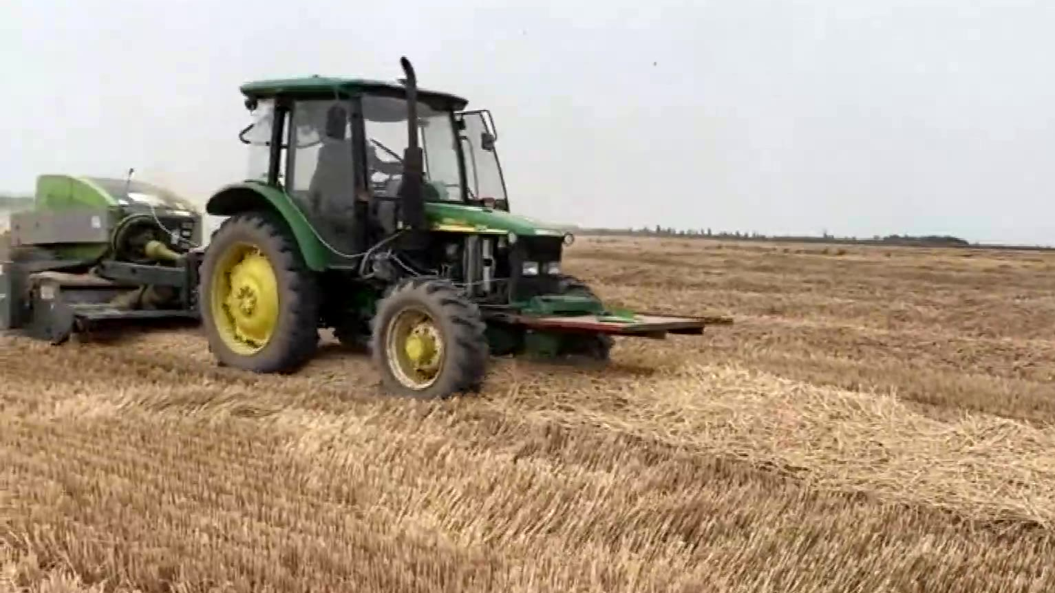 500马力的前后履带拖拉机能配套几个犁铧来数数看