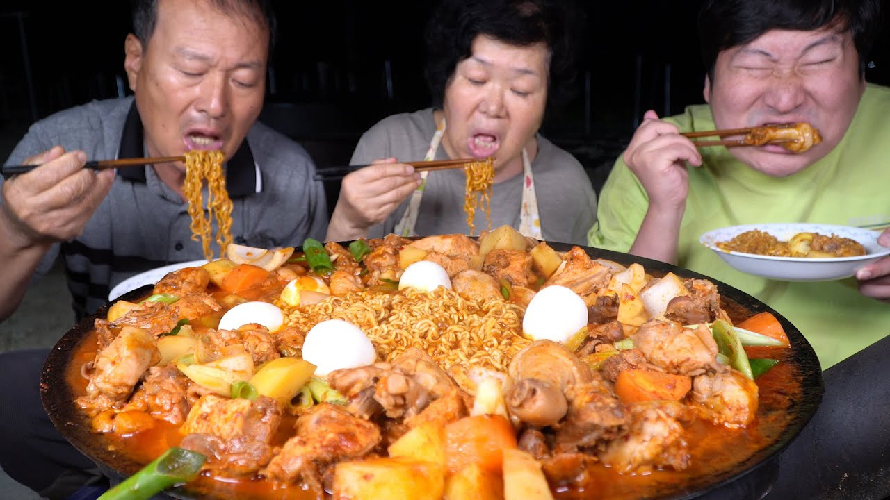 在辣炒鸡汤里放入大葱和泡面,再配上鸡蛋,满满一大盘美味极了!