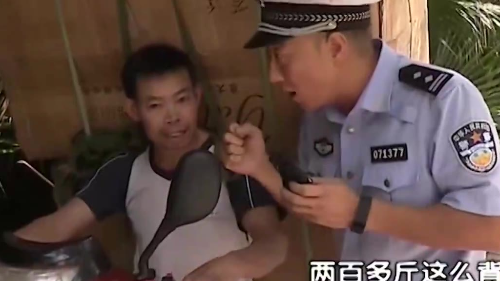 谭谈交通:年近六旬老人外出拉货只为不麻烦子女