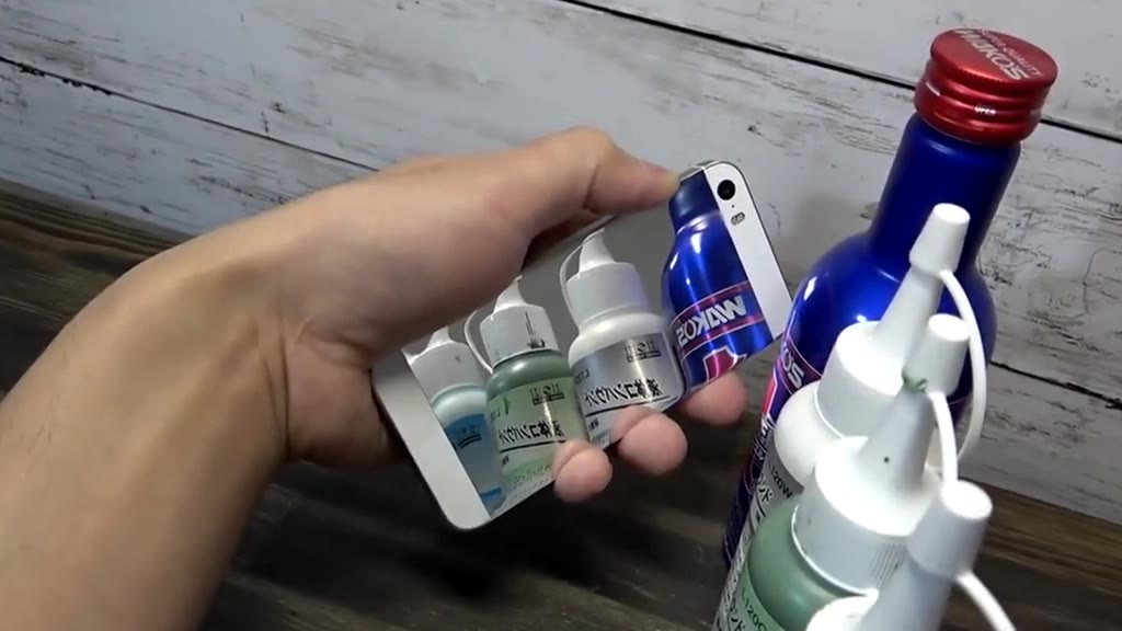 技术宅把手机背面磨成了镜子