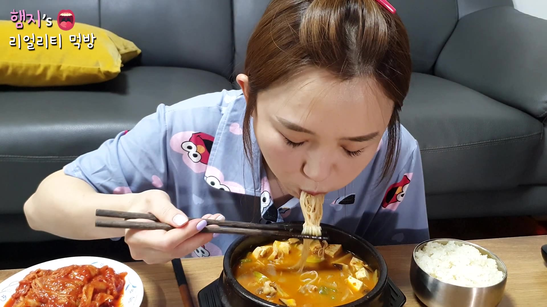 【Hamzy】韩国小姐姐真实吃播:)今天吃牛胸肉大酱汤~!(ft.细挂面)