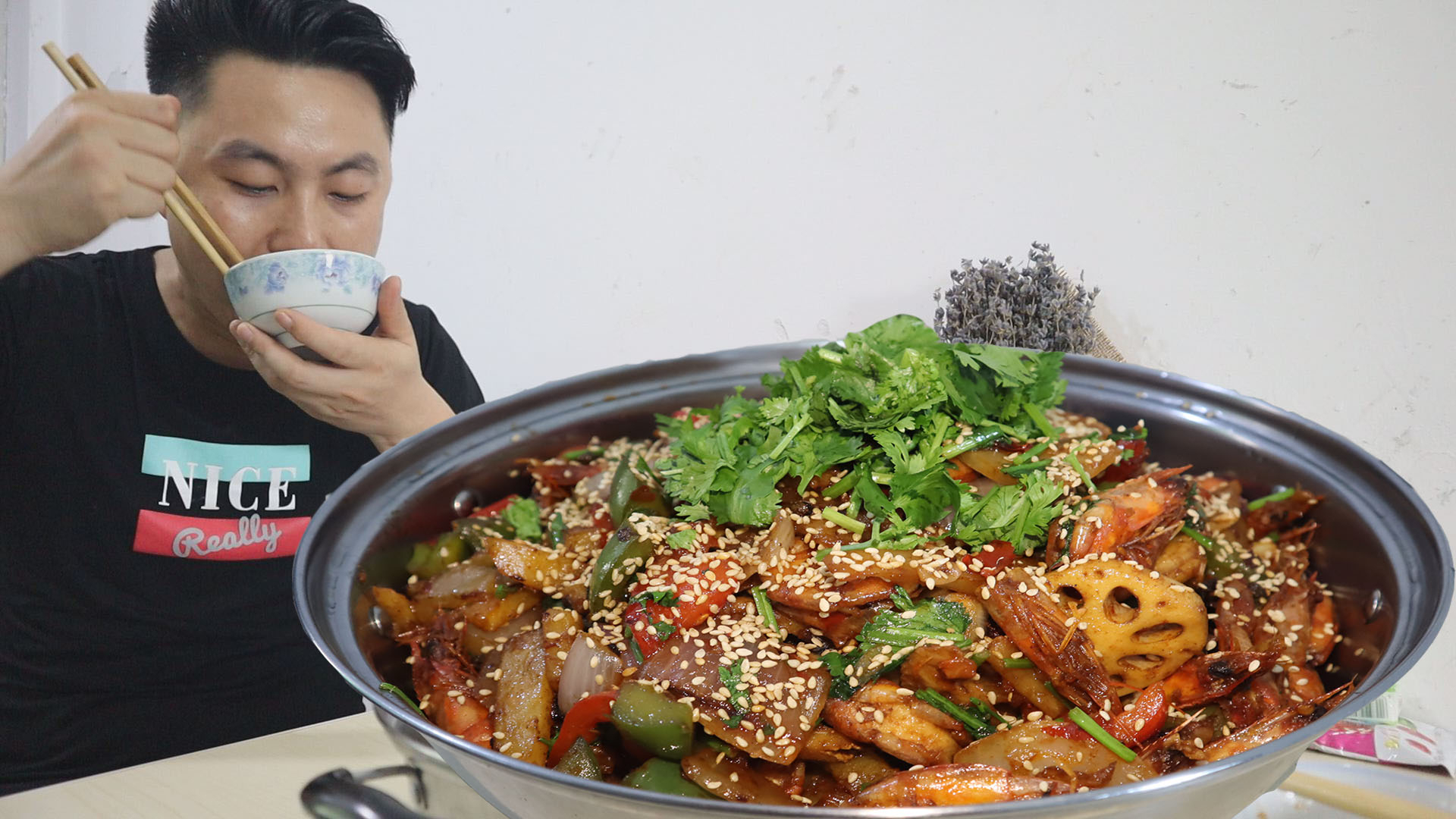 很久没吃干锅了,今天来做干锅虾,两斤虾加菜弄了一大锅,吃爽了