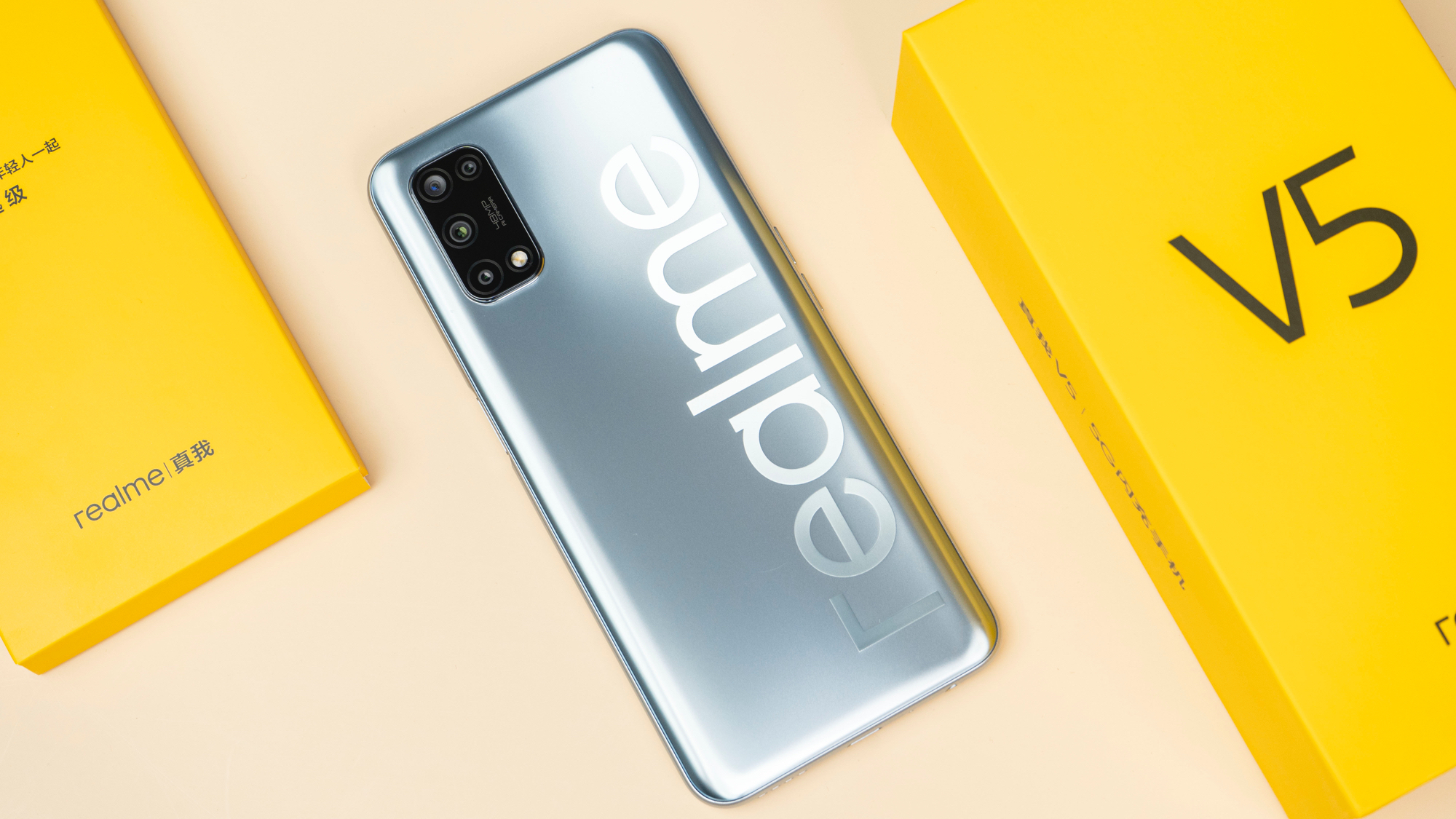 realme V5开箱:综合性能无短板/能打能扛又不失时尚