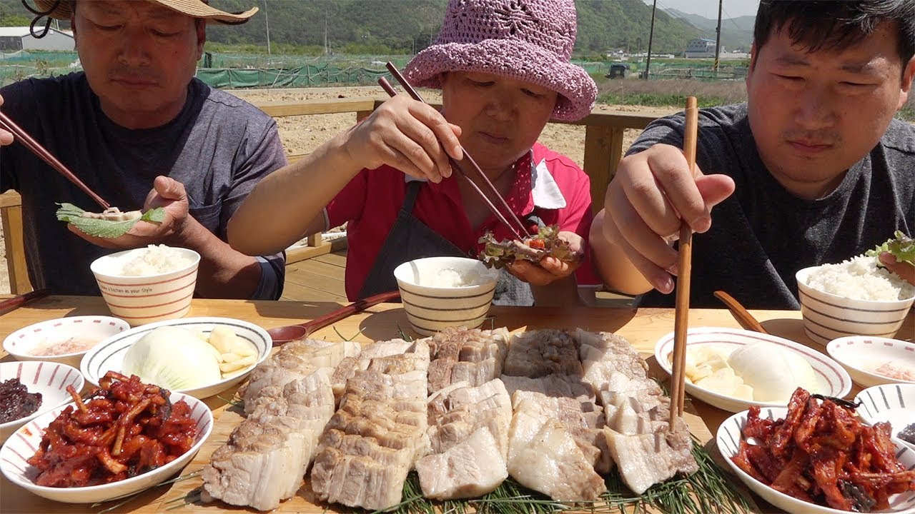 用天然竹子和松针去除猪肉的腥味,再用大火烹煮,美味又清爽!