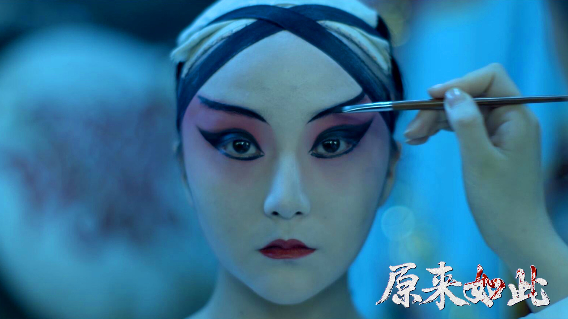 房间每天夜里传来唱戏声,邻居举报后,却发现人早就死了!恐怖片