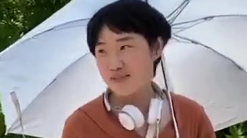 因“心情不好”,女游客在景区故意推倒多个垃圾桶,结果...