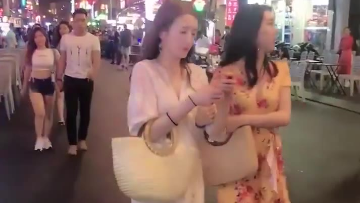 华灯初上的越南街头