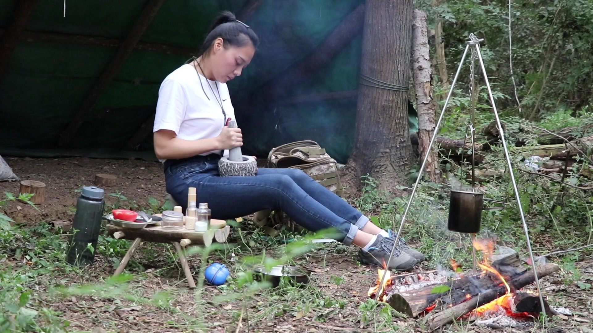 野外小木屋被盗,小姐姐很惊恐,打电话求助!