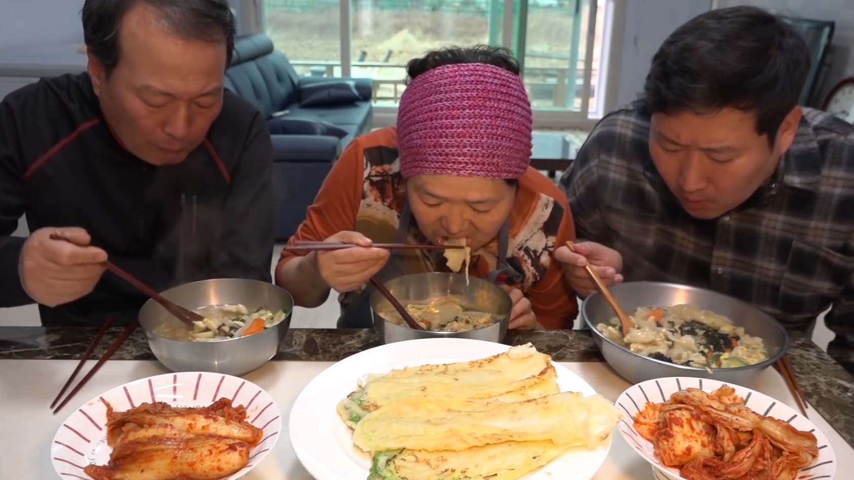 下雨天吃白菜煎饼和手拉面汤,虽然吃的很简单但妈妈做的最好吃!
