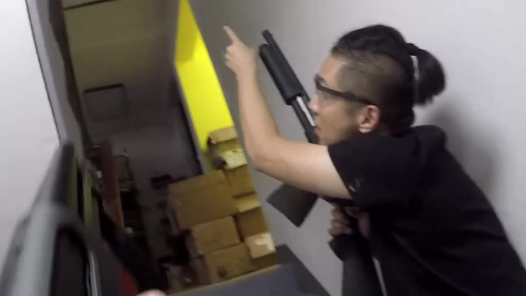 在工作室仓库用水弹870对喷是一种什么样的感觉?!