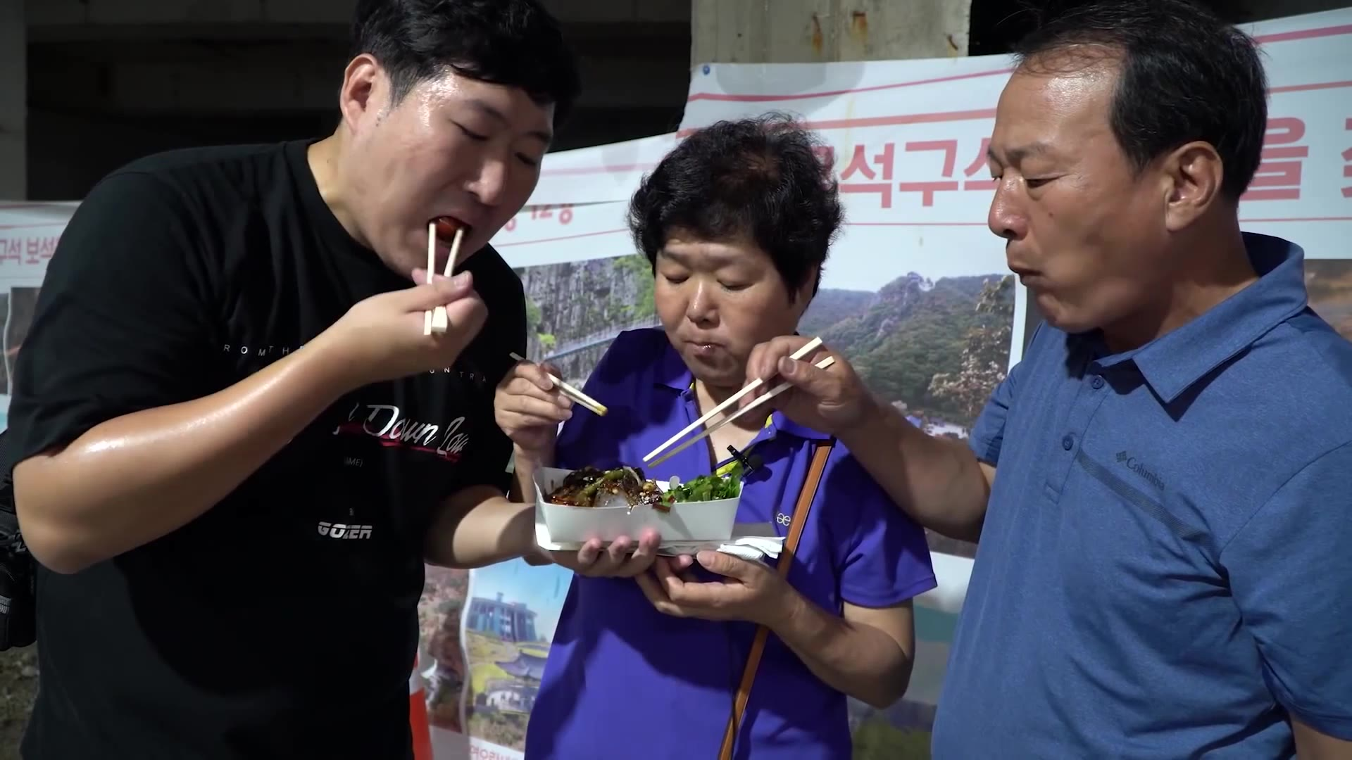 沙拉牛排搭配蔬菜米肠,再喝上一杯鲜榨果汁,夜市的美食超美味!
