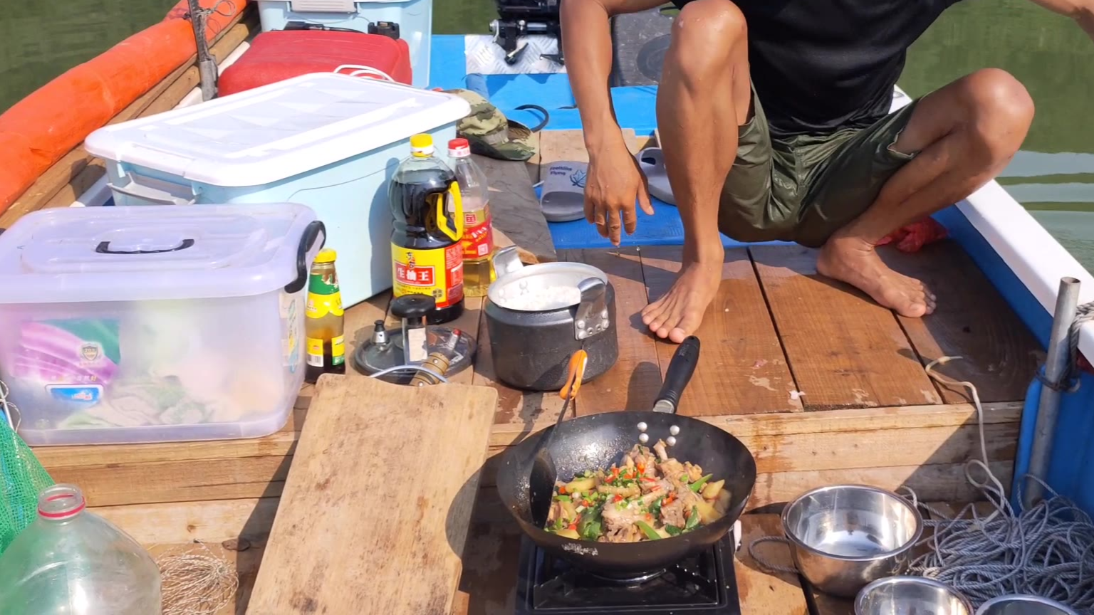 船上生活的渔民阿欢鱼肉是主食,目标鱼一抓一个准,晚菜又丰盛了