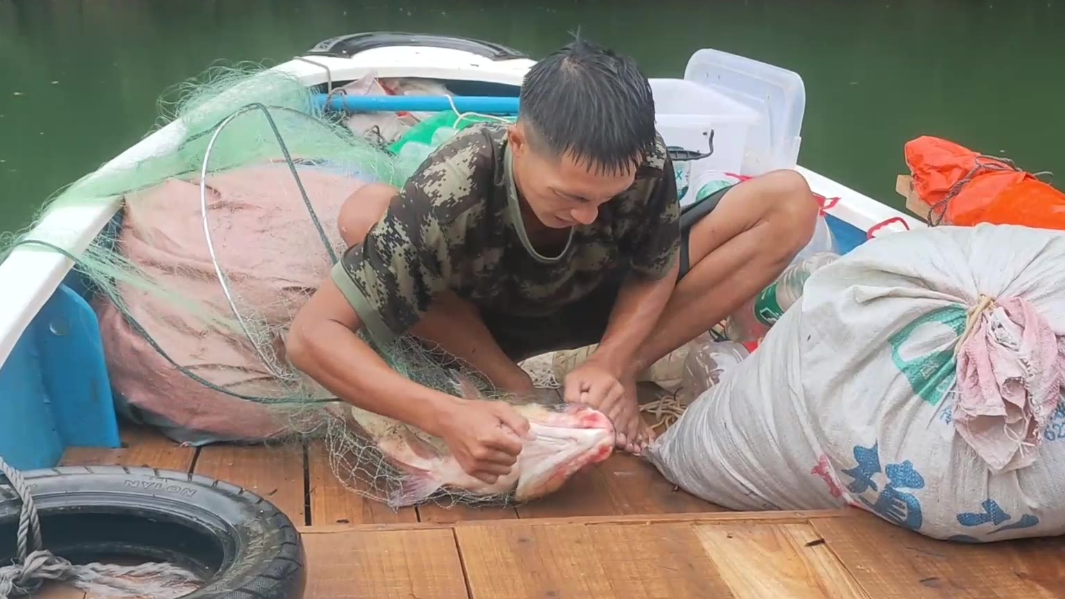 渔民阿欢岸边躲雨晚饭做了一道一般人看了吃不下的菜