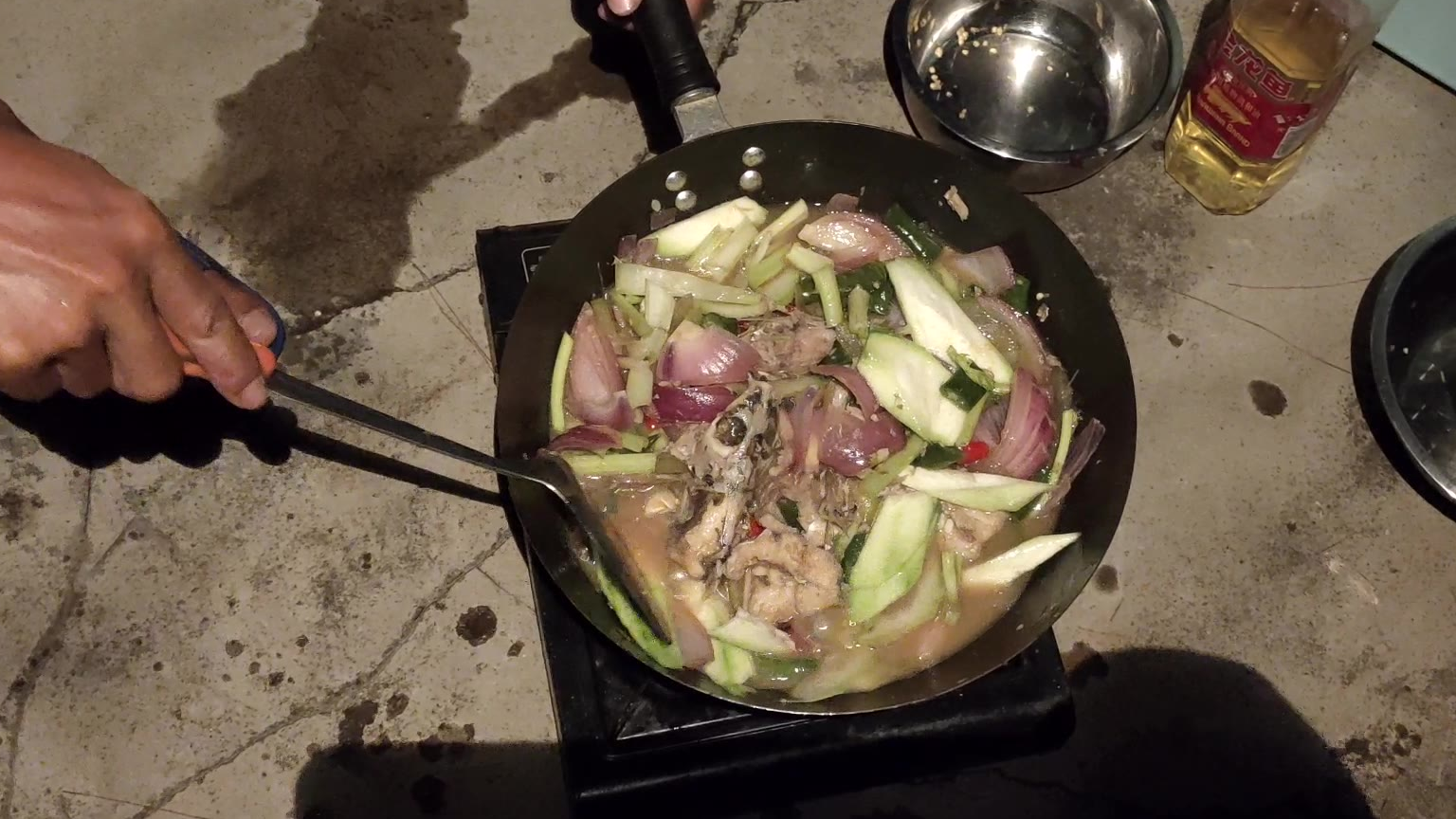 船上生活的渔民阿欢鱼肉是主食,目标鱼一抓一个准,晚菜又丰盛了