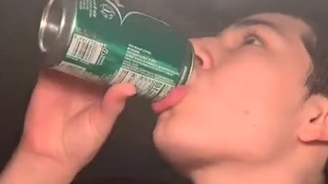 喝完碳酸饮料马上摇晃身体会发生什么