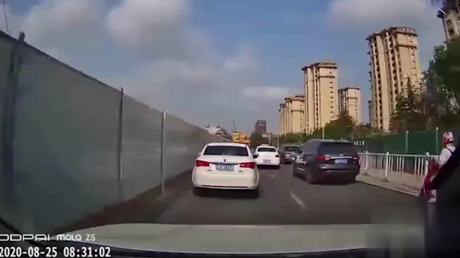 居然路怒挑衅机动车,最后。。。