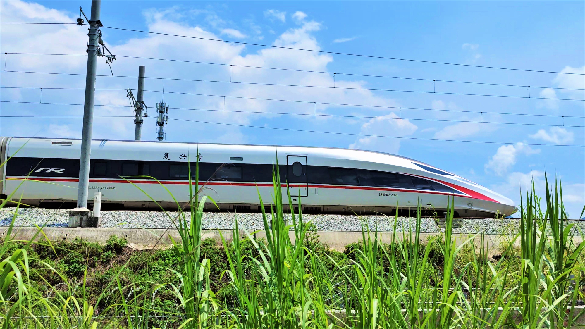 准备进站的crh6a缓速通过江湛铁路台山站附近