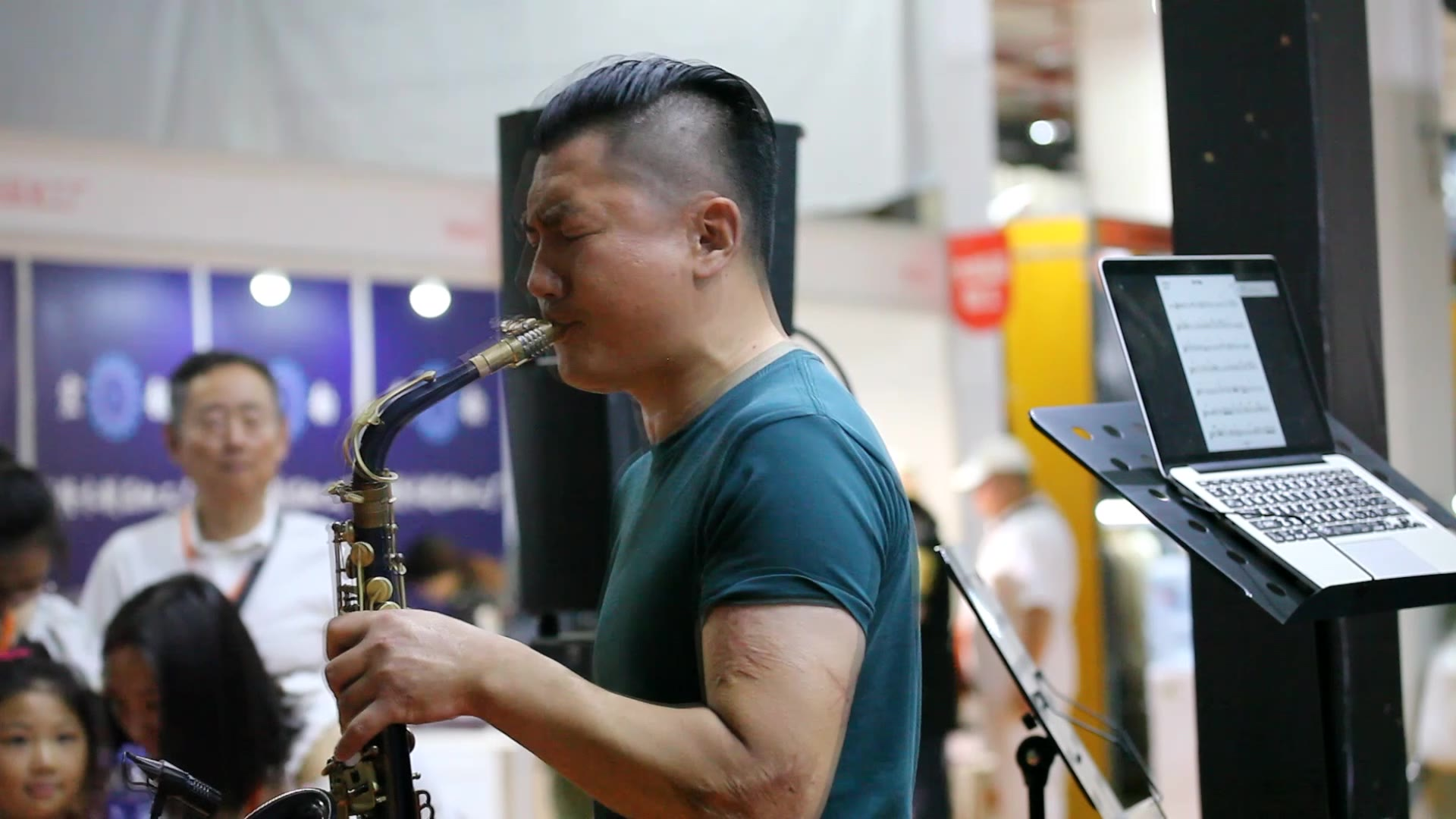 一支萨克斯乐队的演奏