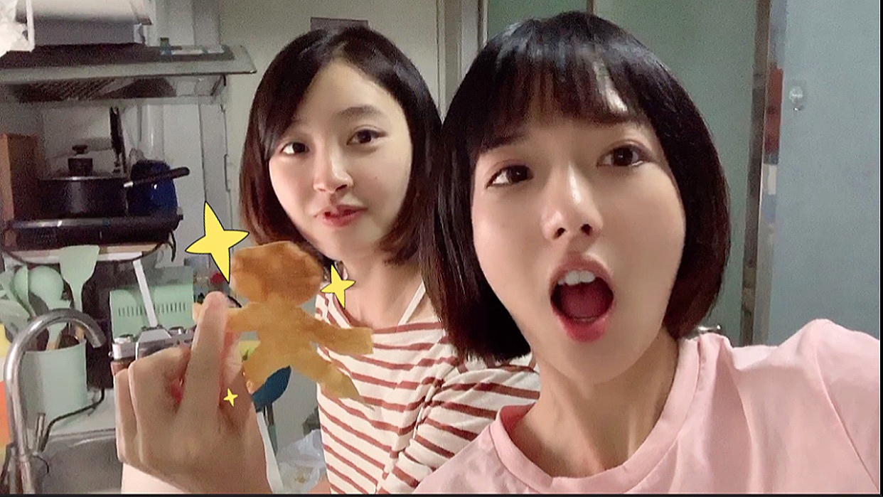 两少女竟然躲在家里......