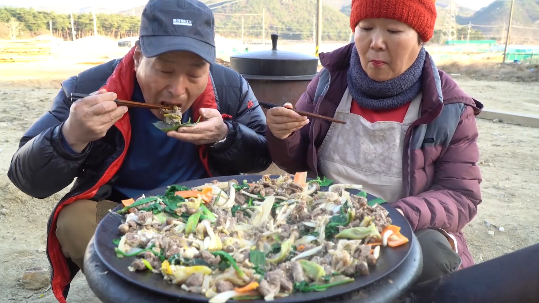 妈妈做了一大锅美味炒羊肉,加入蔬菜可以让羊肉的味道更干净哦!