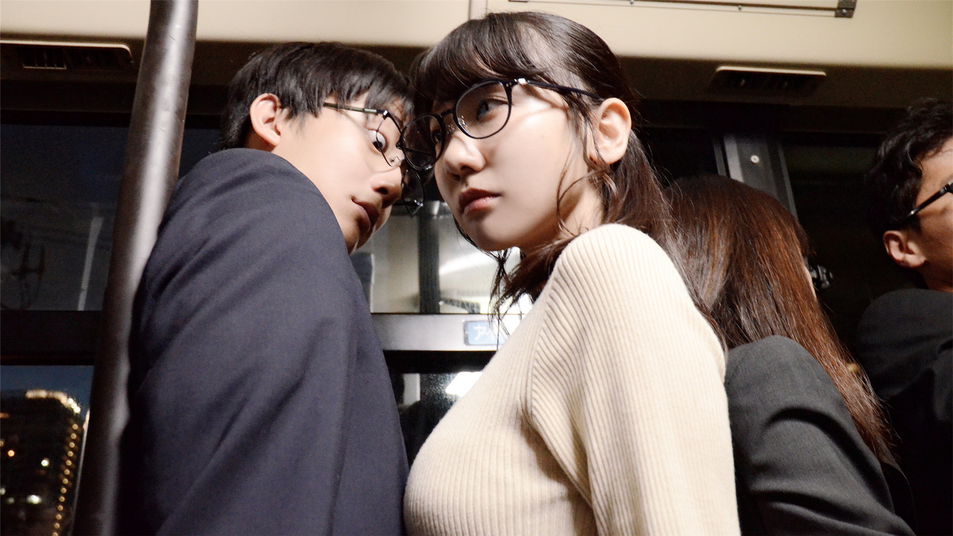 女孩因为身材太好不敢坐公交,结果还是撞上了!日本爱情片