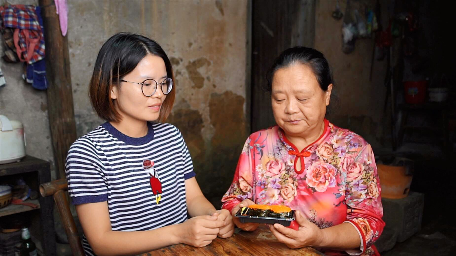 儿媳妇进城拿婚纱照回家,不忘给农村婆婆带好吃的,婆婆:这个能吃吗