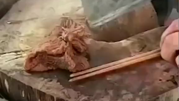 老板:来个肉夹馍多放木屑少放肉。