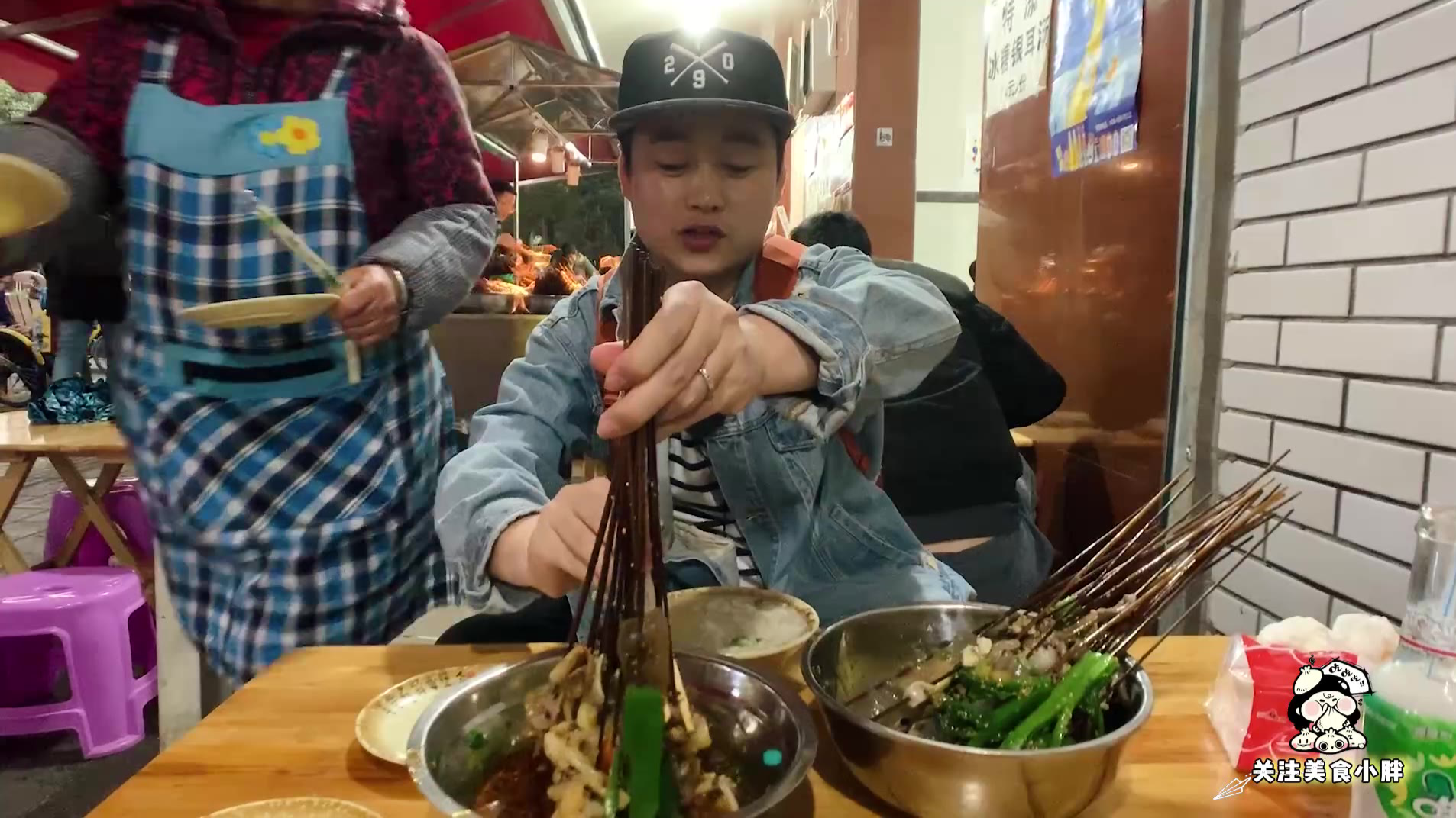 成都三十年的老店只卖钵钵鸡,服务员就雇30个,一个串只卖5毛钱