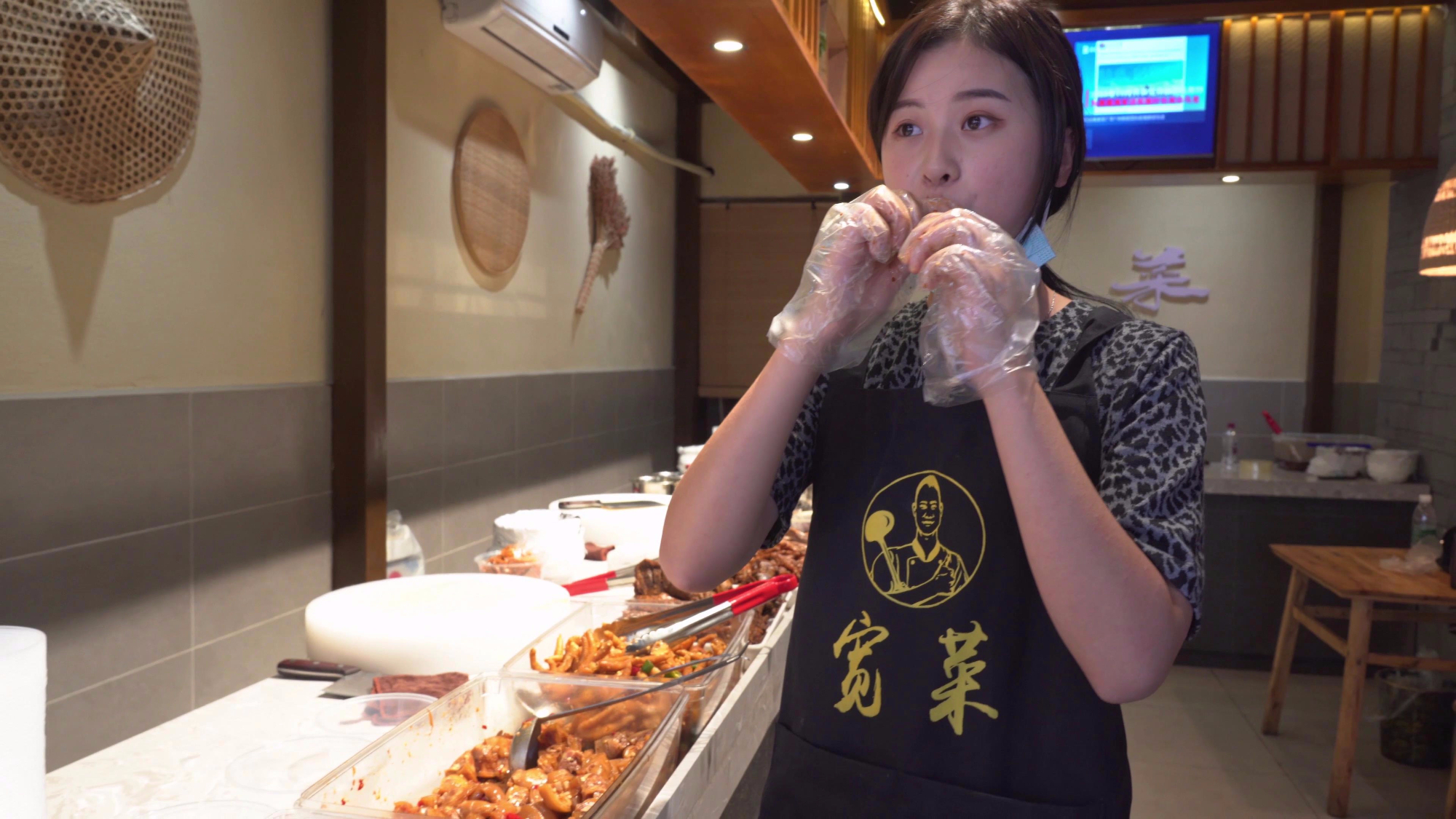 到师父新开的卤菜店帮忙,各种特色美食让人目不暇接