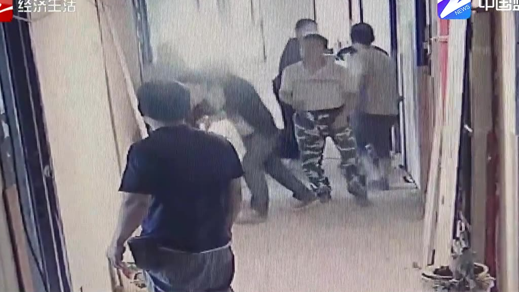 工程没做好要扣钱 工人不服与包工头扭打