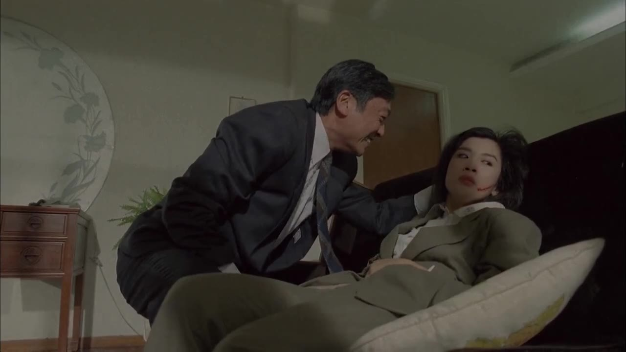 美女为老公报仇却羊入虎口,大佬把她拖到小黑屋,美女拼命反抗