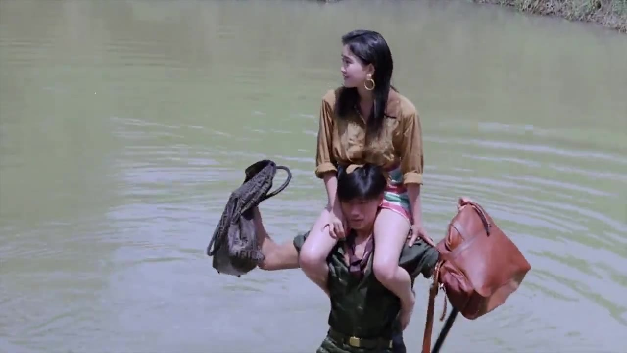 美女掉入鳄鱼池,没想到鳄鱼也不正经,竟把美女的裙子给咬掉了