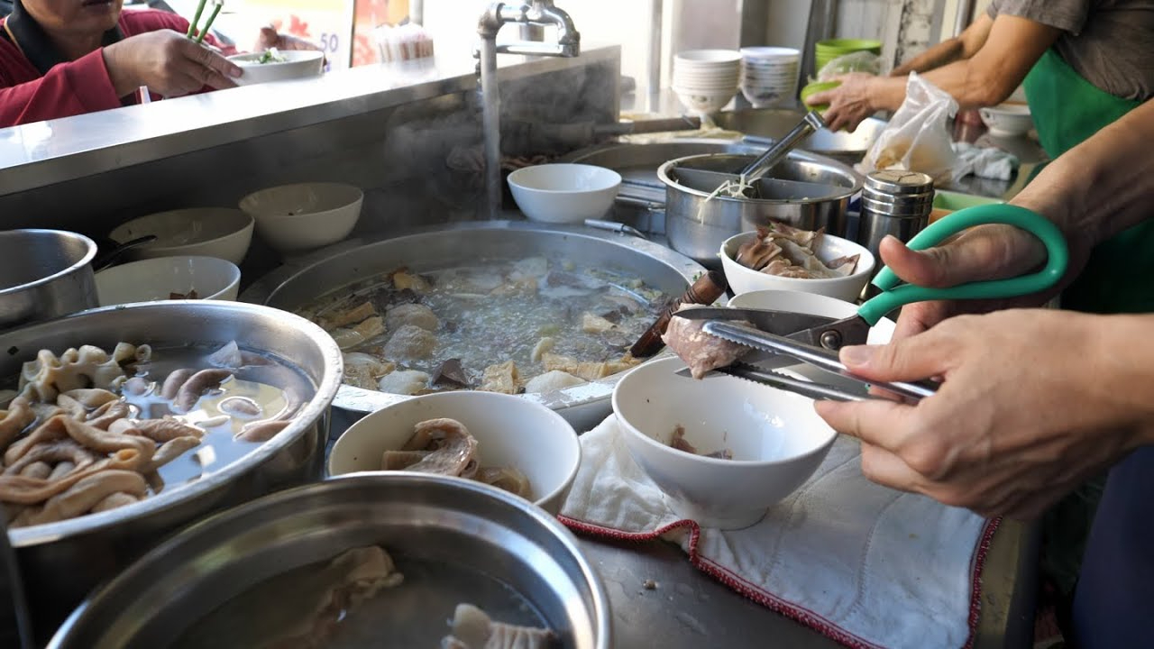 台湾早餐 - 肉燥饭, 猪尾猪血汤, 炒面, 阿给(油豆腐), 白萝卜, 茭白笋