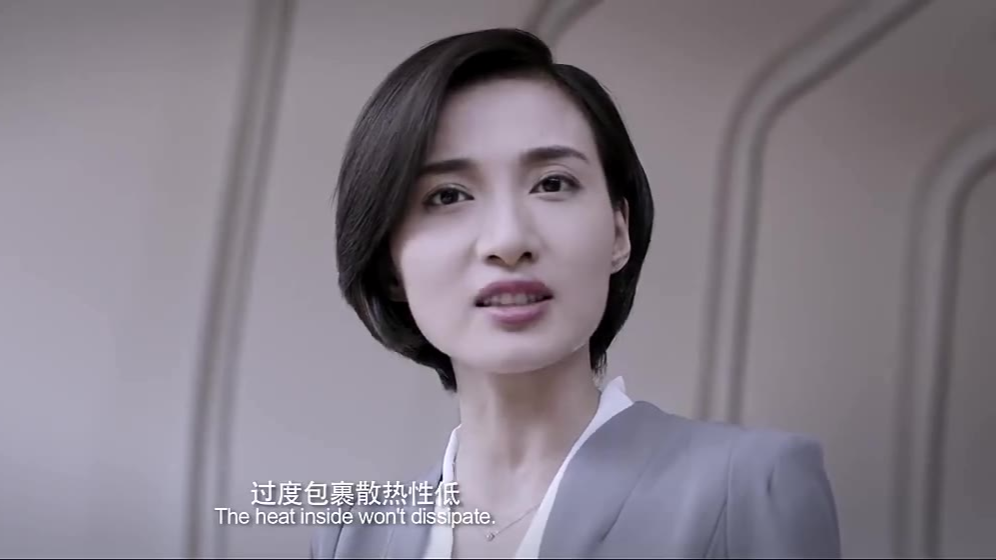 美女总裁穿裙子太性感了,竟然对小伙动手动脚,小伙太幸运了!