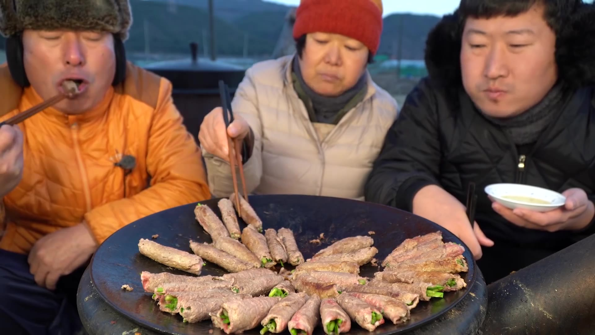 满满一锅好吃健康的牛肉蔬菜卷!沾上香油一起吃超好吃~