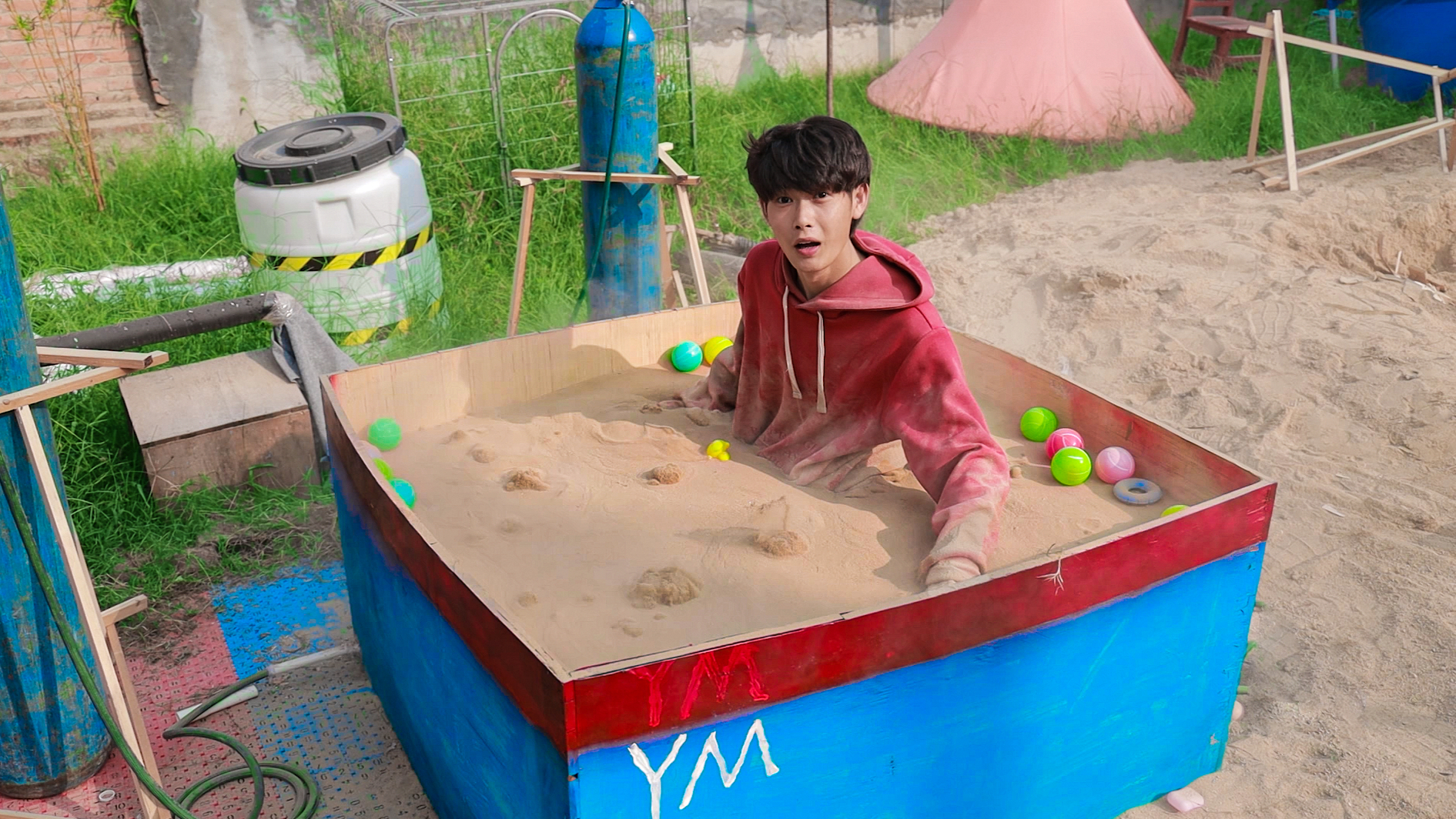 耗时3天制作液体流沙泳池!在沙子里游泳是什么体验?