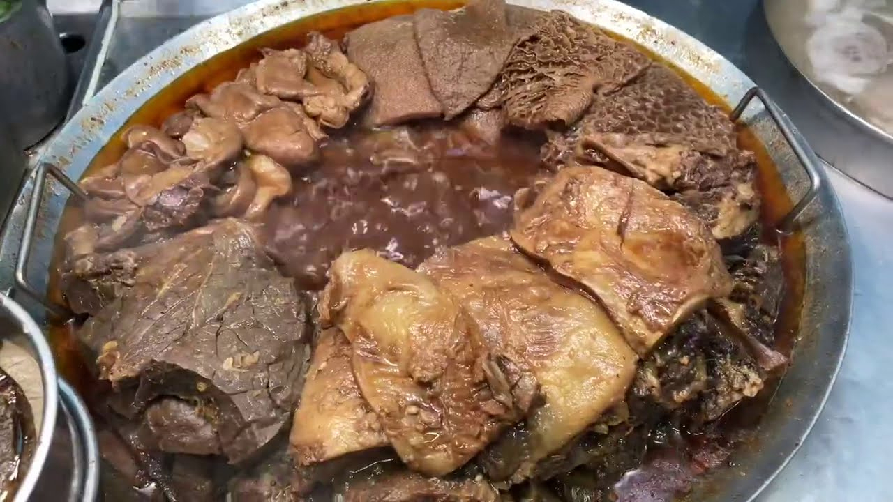 香港街头的潮州牛杂粉面!看着也太美味了吧!给的牛杂超大一块!