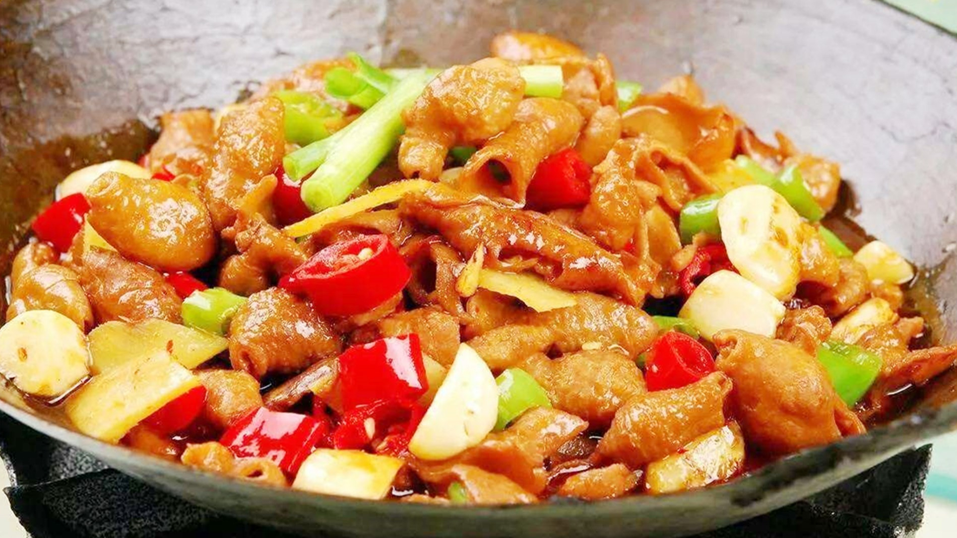 教你做最地道的干锅肥肠,软烂香辣超级下饭,家人一吃就爱上!