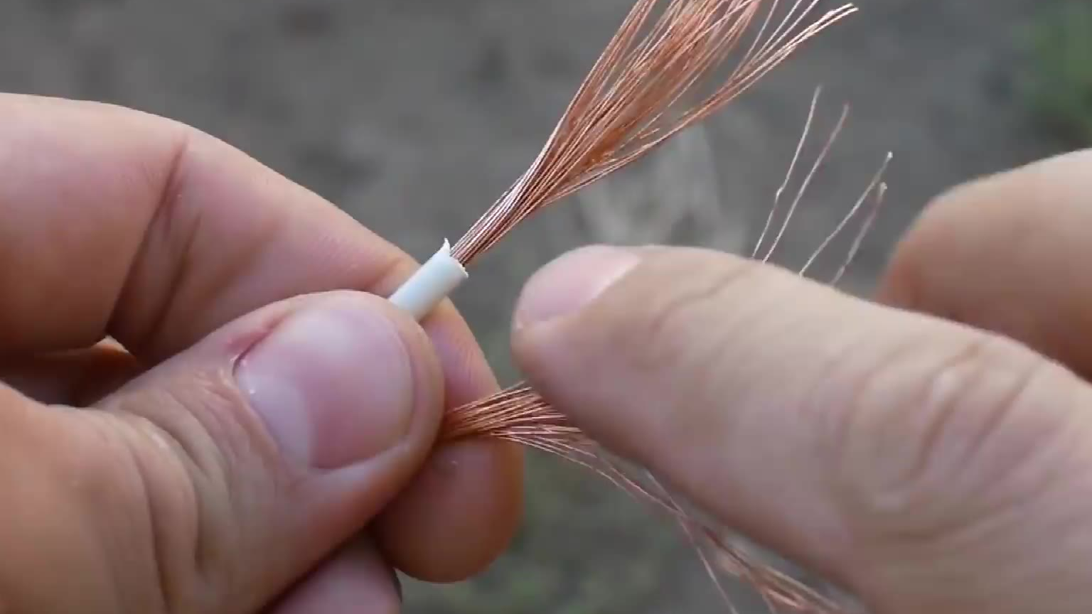 接个电线两根随便一拧?这样接更牢固