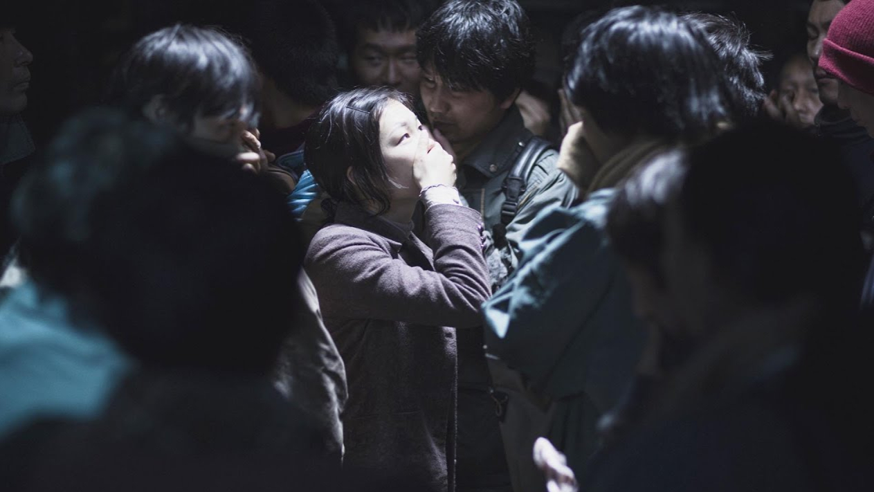 为了睡一个偷渡女人,亲如家人的船员兄弟竟自相残杀,人间悲剧!韩国犯罪电影《海雾》